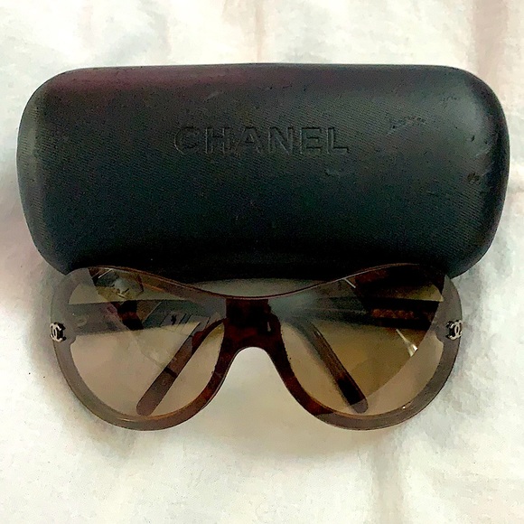 (SOLD)CHANEL AUTHENTIC Sunglasses - Picture 3 of 9